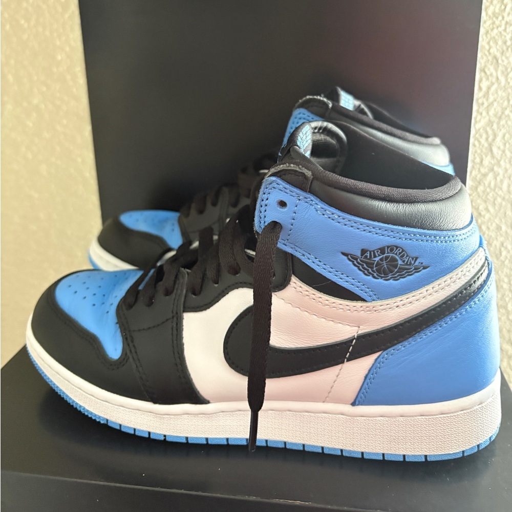 Air Jordan 1 Retro High OG GS ‘UNC TOE’
Y6 
University blue\black\white